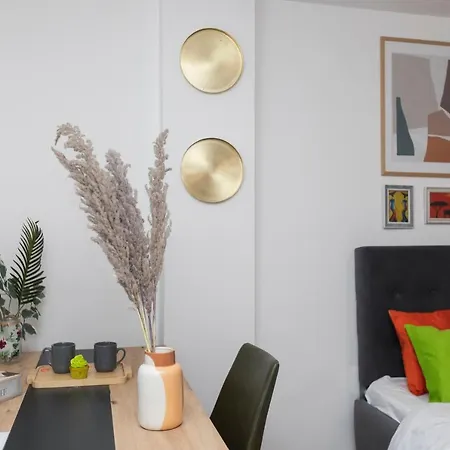 11 Steps' Lovely In The Center * Tirana