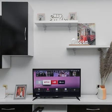 11 Steps' Lovely In The Center 티라나