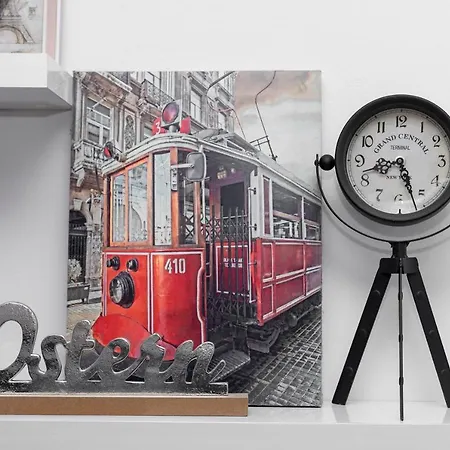 11 Steps' Lovely In The Center 티라나